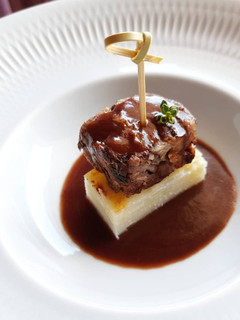 Una foto de Carrilleras de cerdo con gratín de patatas