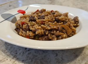 Una foto de Arroz con venado y champiñones