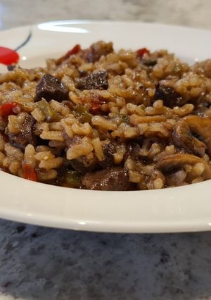 Una foto de Arroz con venado y champiñones