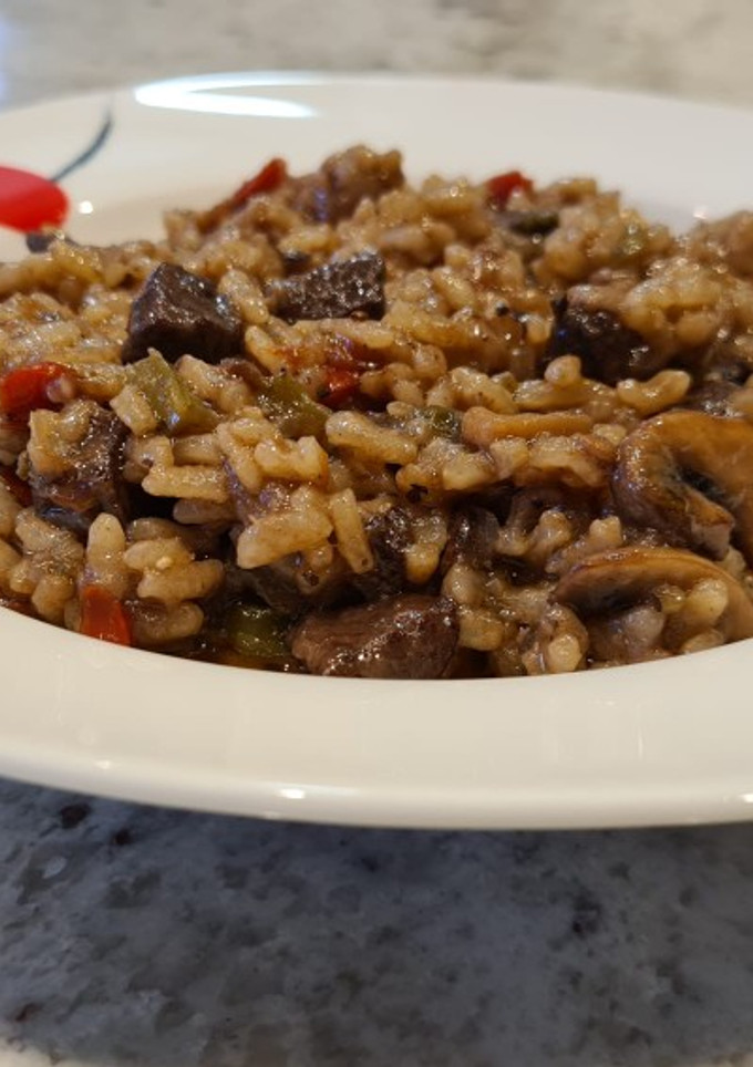 Una foto de Arroz con venado y champiñones