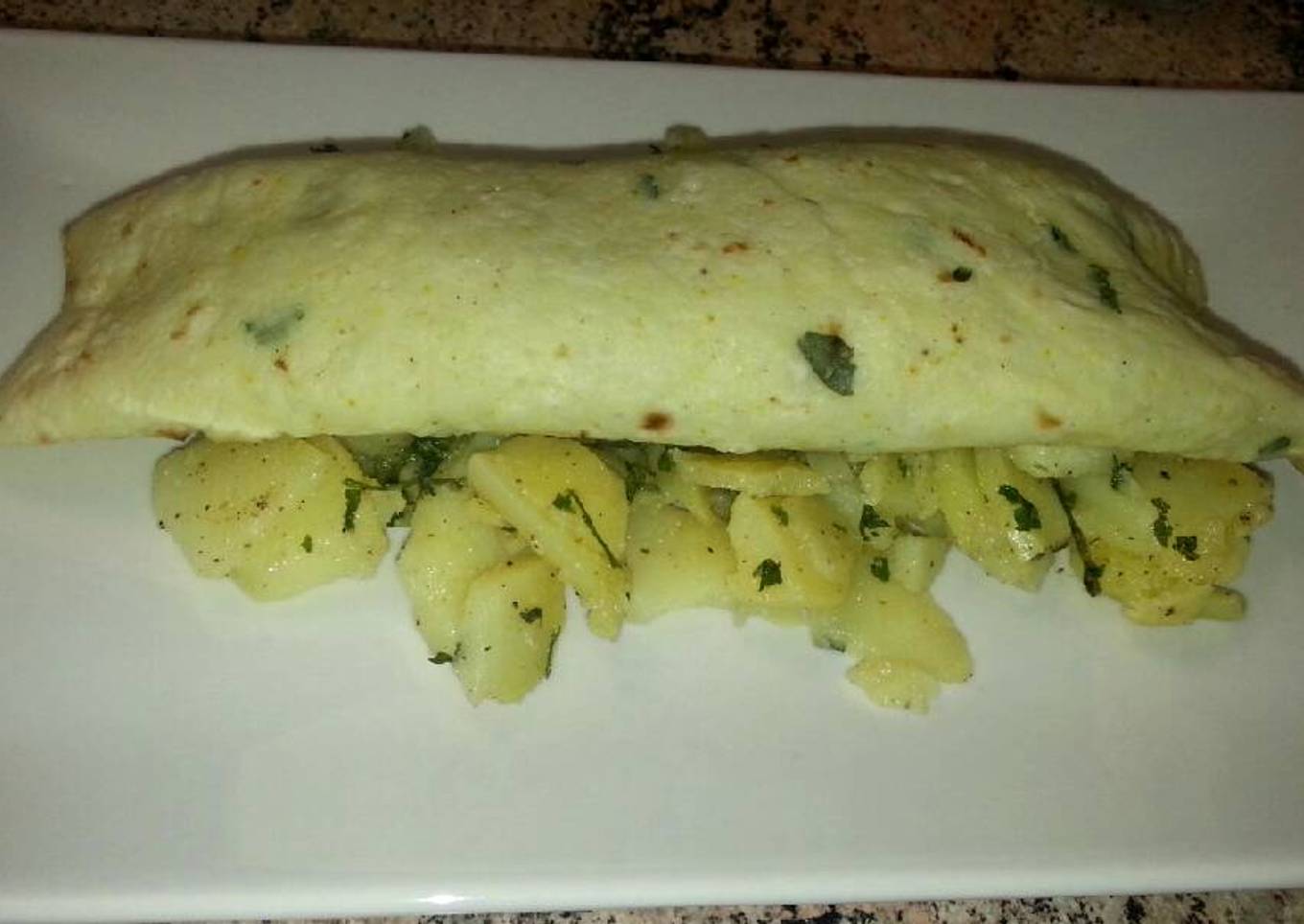 Crêpes salados sobre cama de patatas en vinagre