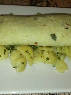Una foto de Crêpes salados sobre cama de patatas en vinagre