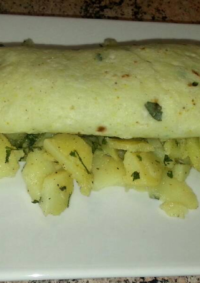 Una foto de Crêpes salados sobre cama de patatas en vinagre