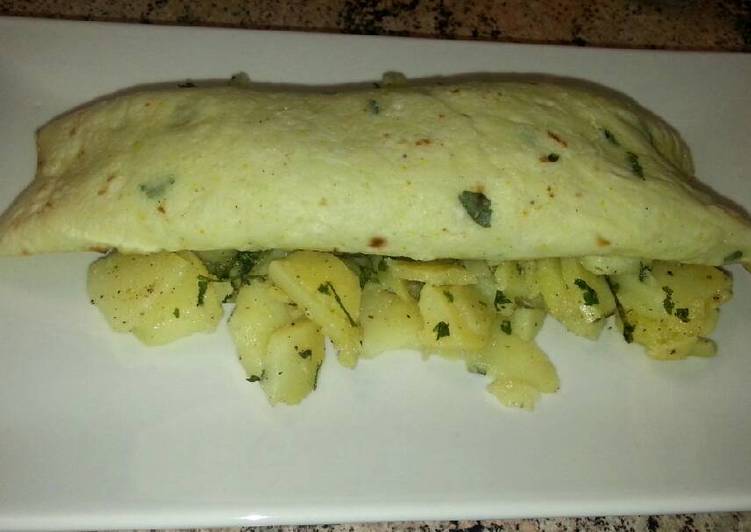 Crêpes salados sobre cama de patatas en vinagre