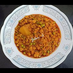 A picture of Chicken Mince with fresh green peas.