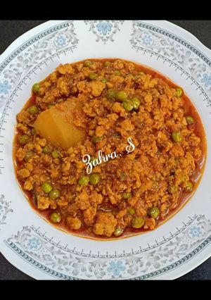 A picture of Chicken Mince with fresh green peas.