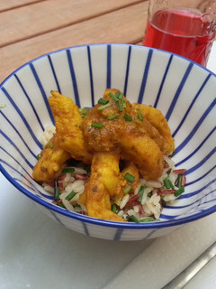 Una foto de Pollo al curry con arroz salvaje