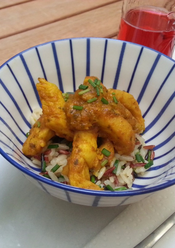 Una foto de Pollo al curry con arroz salvaje