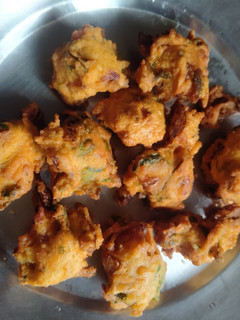 உருளைக்கிழங்கு போண்டா(potato bonda recipe in tamil) செய்முறை முக்கிய புகைப்படம்