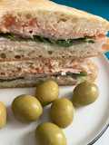 Bocadillo frío de fiambre de pollo, con allioli, tomate y rúcula