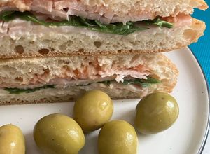 Foto principal de Bocadillo frío de fiambre de pollo, con allioli, tomate y rúcula