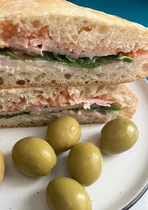 Una foto de Bocadillo frío de fiambre de pollo, con allioli, tomate y rúcula