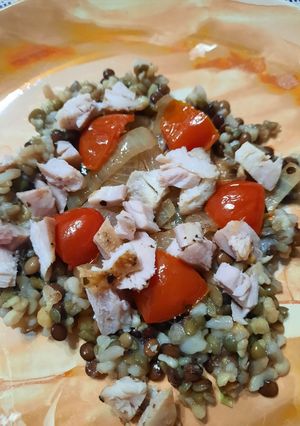 Una foto de Pollo cocido con legumbres