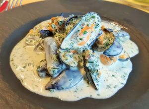 Une photo de Moule froides mayo aux herbes et jus de cuisson