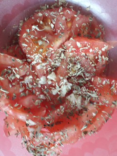 Una foto de Ensalada de Tomate con Ajo, Orégano y Aceite de Oliva