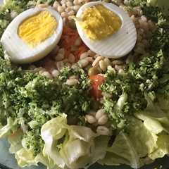 Una foto de Ensalada completa deliciosa y diferente