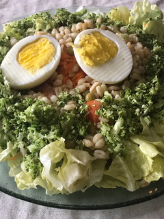 Una foto de Ensalada completa deliciosa y diferente