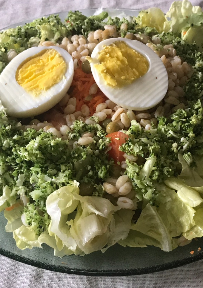 Una foto de Ensalada completa deliciosa y diferente
