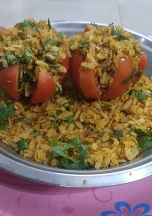 ભરેલા ટામેટાં પૌવા નું ચટપટુ સલાડ (Stuffed Tomato Paua Chatpatu Salad Recipe In Gujarati) રેસીપી મુખ્ય ફોટો