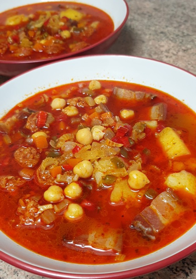 Una foto de Guiso con chorizo y costillas ahumadas
