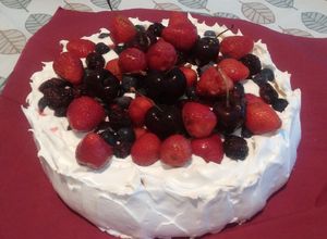 Una foto de Pavlova de Frutos rojos y Yogurt