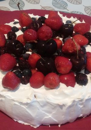 Una foto de Pavlova de Frutos rojos y Yogurt