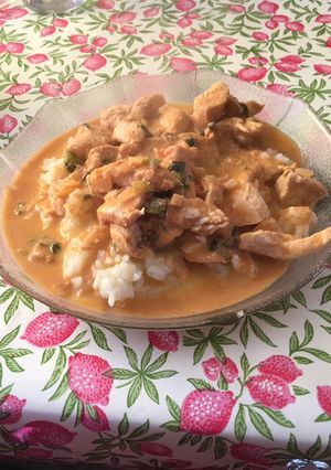 Una foto de Pollo al strogonof con arroz