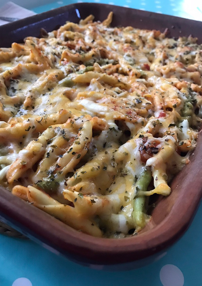 Una foto de Fusilli al pomodoro y berenjena, con quesos gratinados