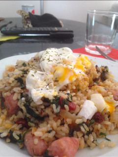 Una foto de Arroz con espinacas y huevo escalfado