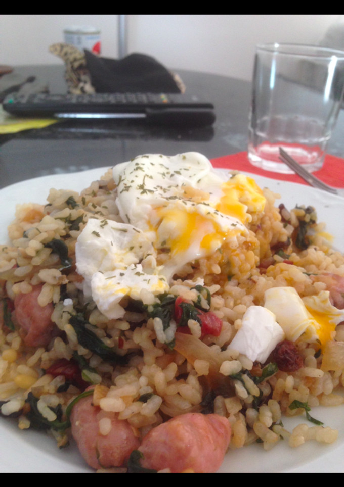 Una foto de Arroz con espinacas y huevo escalfado