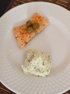 Una foto de Salmón al limón con puré de papa
