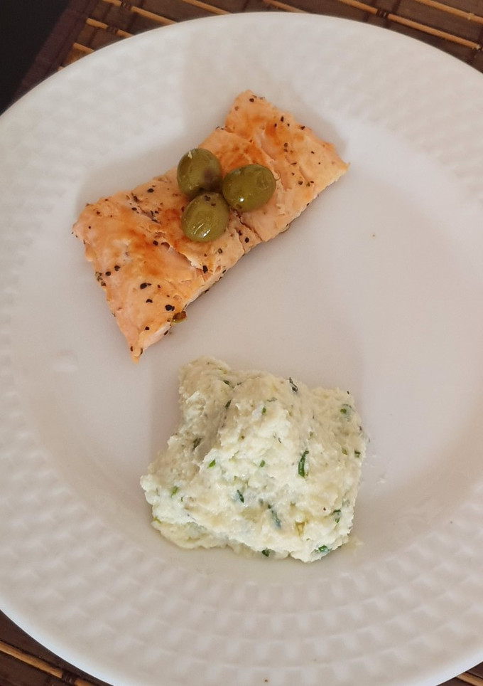 Una foto de Salmón al limón con puré de papa