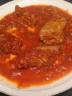 Una foto de Pollo con salsa de tomate, pimiento y cebolla (cocina vasca)