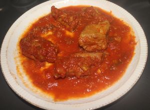 Foto principal de Pollo con salsa de tomate, pimiento y cebolla (cocina vasca)