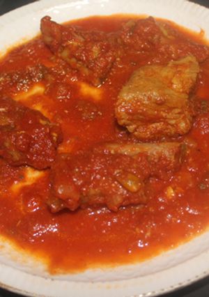 Foto principal de Pollo con salsa de tomate, pimiento y cebolla (cocina vasca)
