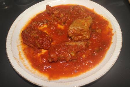 Foto principal de Pollo con salsa de tomate, pimiento y cebolla (cocina vasca)