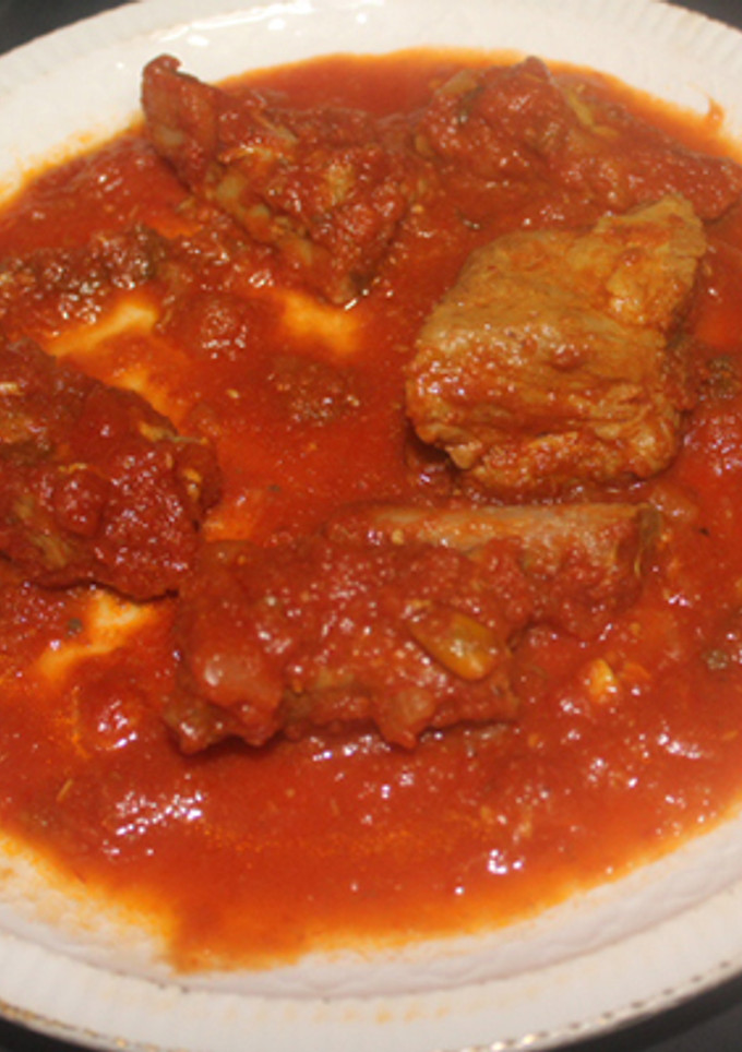 Una foto de Pollo con salsa de tomate, pimiento y cebolla (cocina vasca)