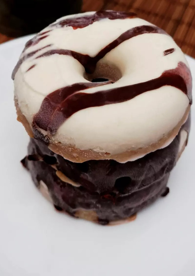 Una foto de Donuts helados de plátano 🍩
