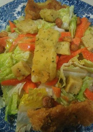 Foto principal de Ensalada de queso brie y dados de tortilla pan rallado, cacahuetes