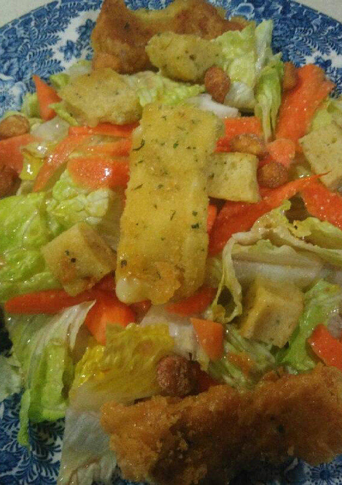 Una foto de Ensalada de queso brie y dados de tortilla pan rallado, cacahuetes