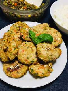 Una foto de Hamburguesas de Pollo con Avena y Vegetales!🥕Al Horno!👩🍳