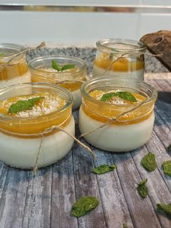 Una foto de Panna cotta de coco 🥥 y mango 🥭 (🌱vegano)