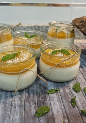 Una foto de Panna cotta de coco 🥥 y mango 🥭 (🌱vegano)