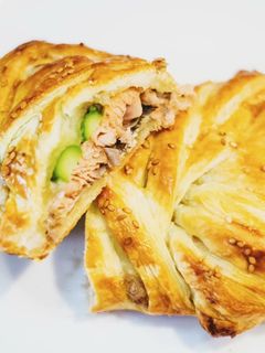 Una foto de Trenza de salmón con trigueros y salsa de setas