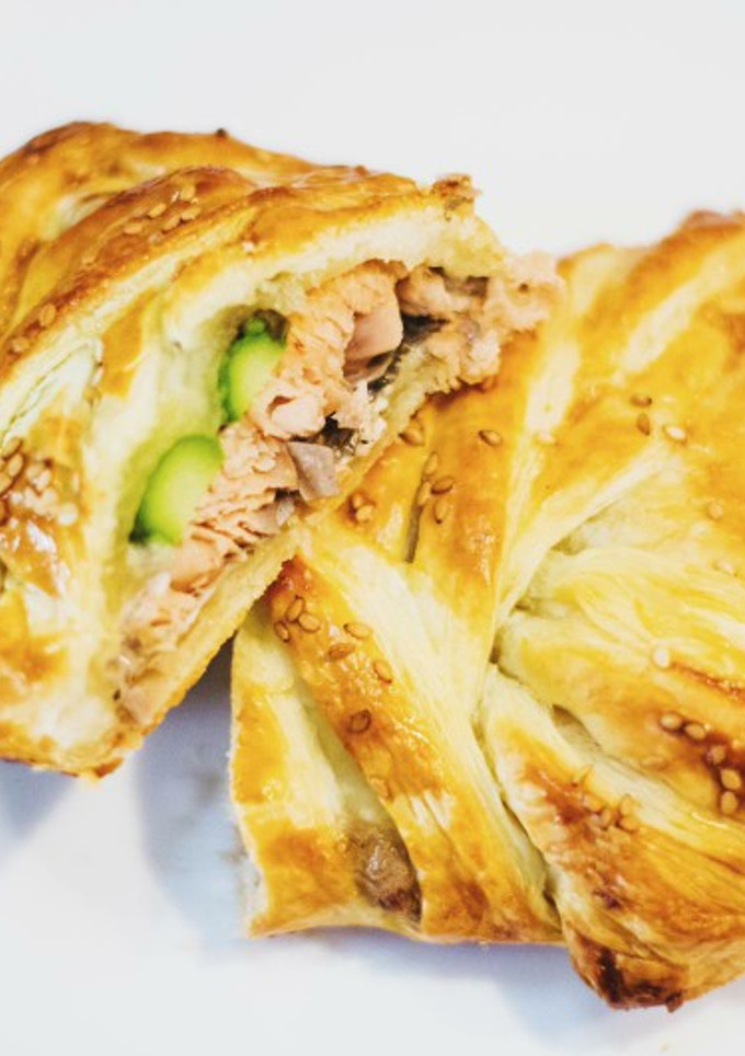 Una foto de Trenza de salmón con trigueros y salsa de setas
