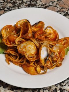 Una foto de Gulas con langostinos, almejas y tomate