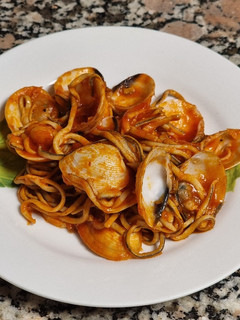 Una foto de Gulas con langostinos, almejas y tomate