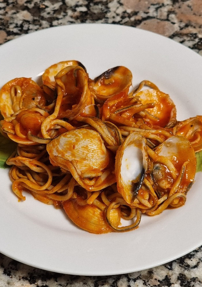 Una foto de Gulas con langostinos, almejas y tomate