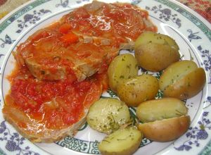 Una foto de Peceto en salsa de tomate