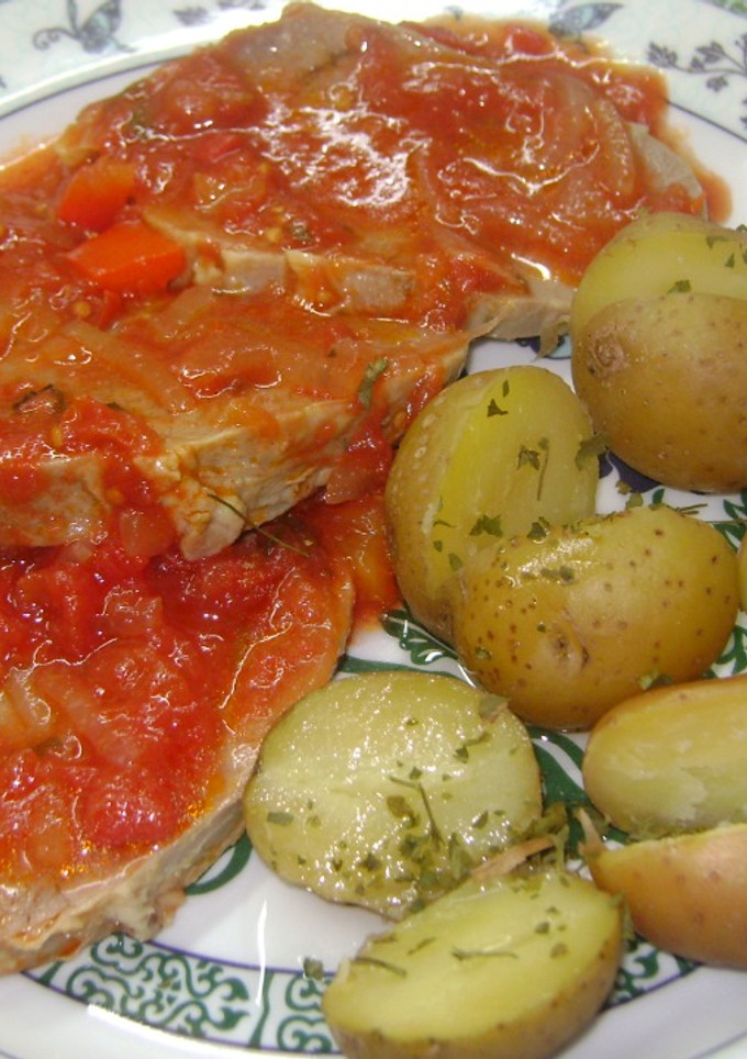 Una foto de Peceto en salsa de tomate
